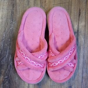 Womens Sz 6.5- 7 Isotoner Pink Slippers